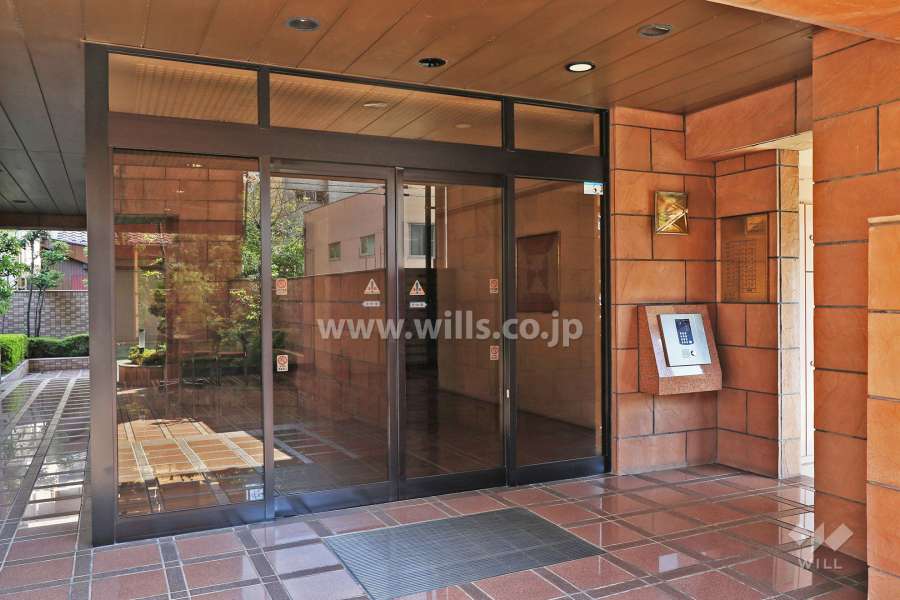 エントランスはオートロック付きです。