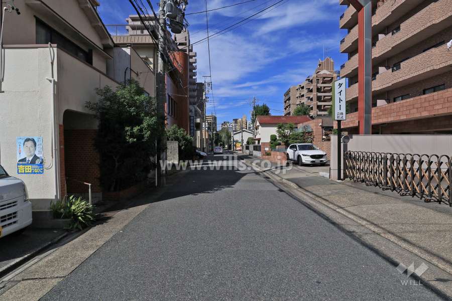 敷地南側の前面道路（東側から）