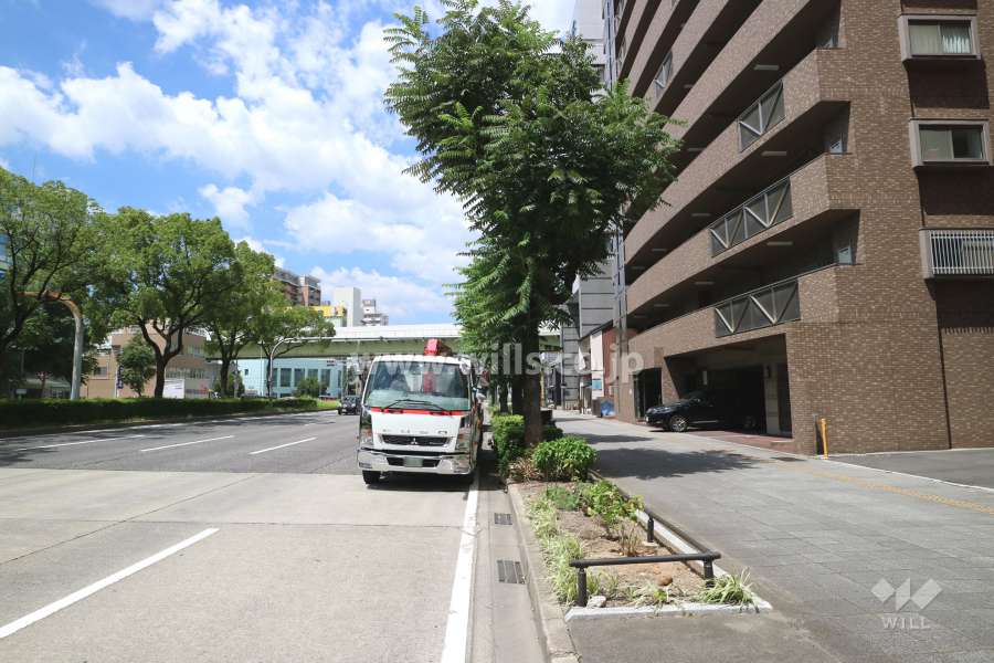 敷地西側の前面道路。国道19号線です。