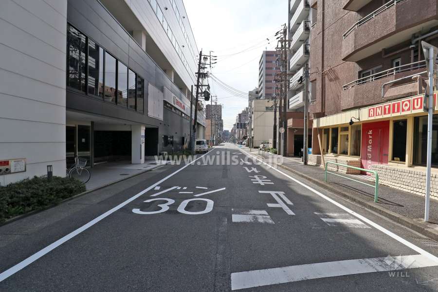 敷地東側の前面道路（北側から）