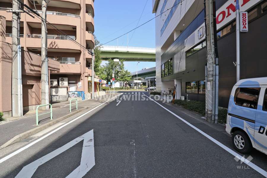 敷地東側の前面道路（南側から）