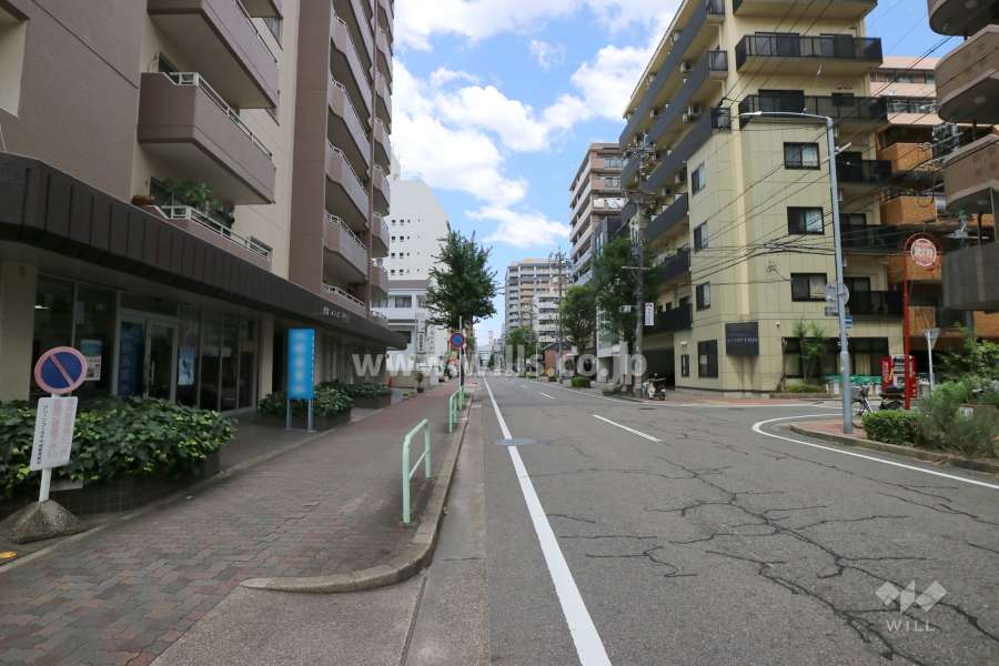 敷地東側の前面道路。一方通行の通りです。
