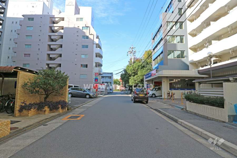 敷地南側の前面道路（東側から）