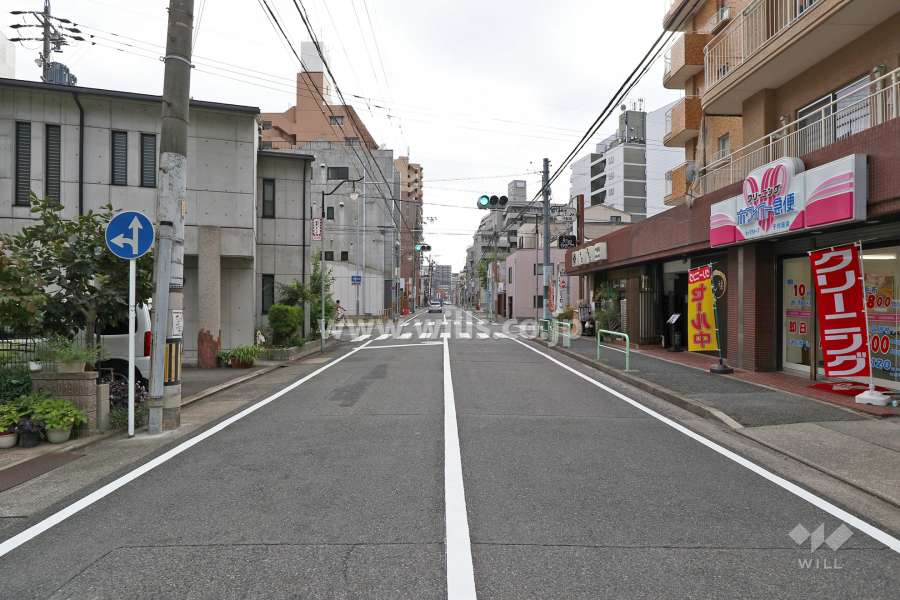 敷地東側の前面道路（北側から）