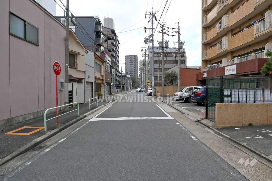 敷地南側の前面道路（東側から）