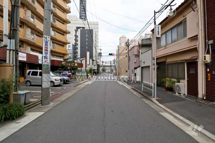 敷地南側の前面道路（西側から）