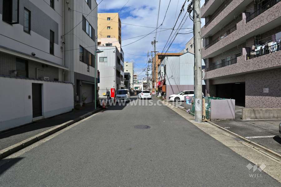 敷地西側の前面道路（南側から）