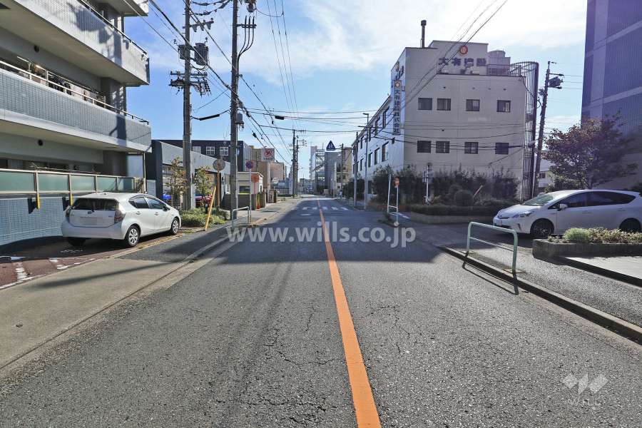 敷地南側の前面道路（西側から）