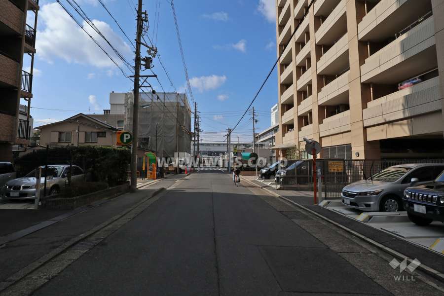 敷地南側の前面道路（東側から）