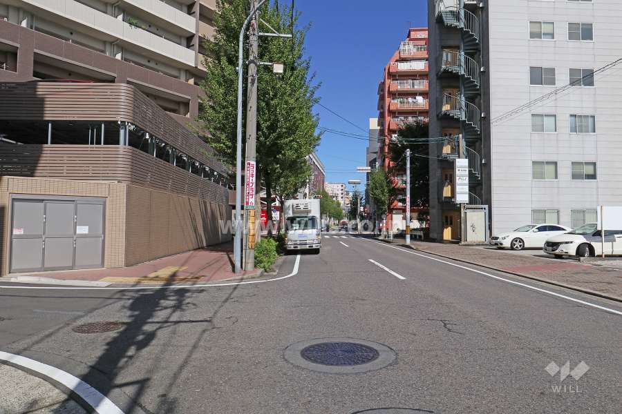 敷地東側の前面道路（南側から）