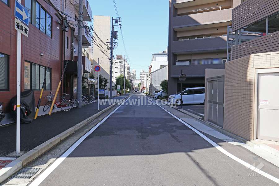敷地南側の前面道路（東側から）