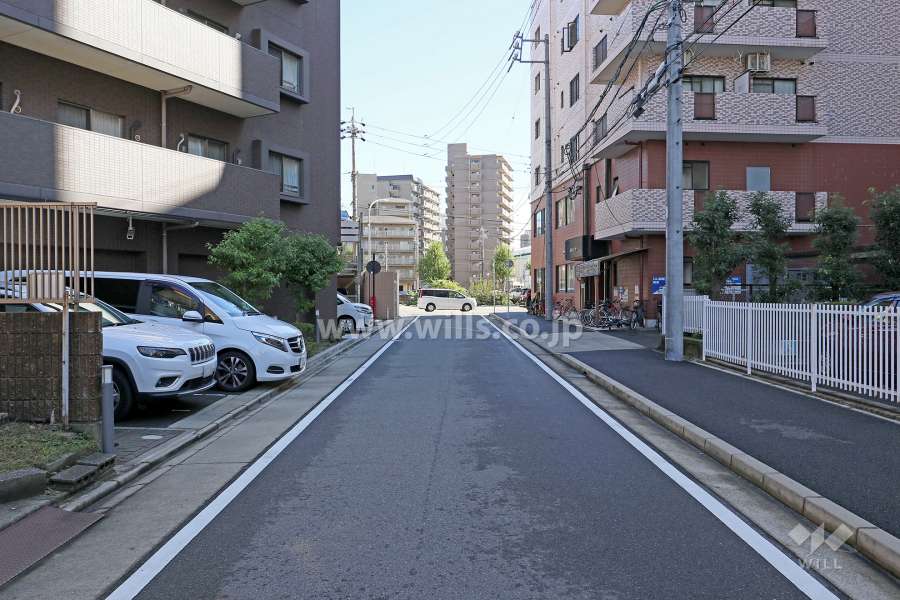 敷地南側の前面道路（西側から）