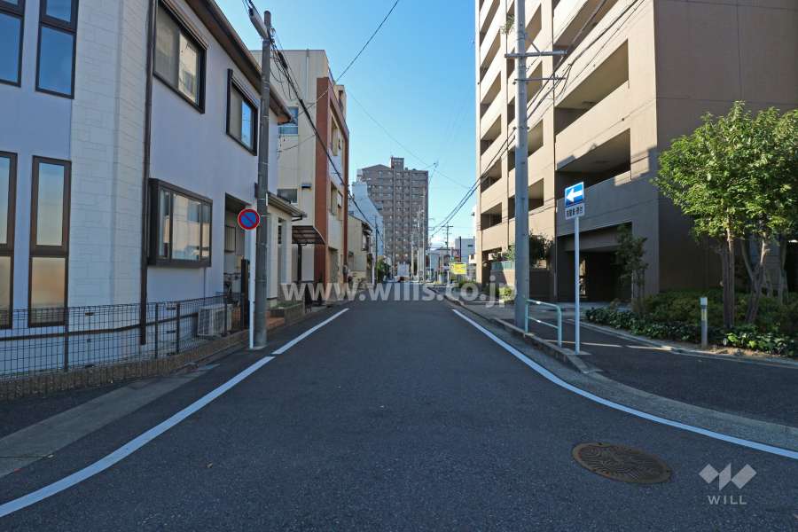 敷地南側の前面道路（東側から）