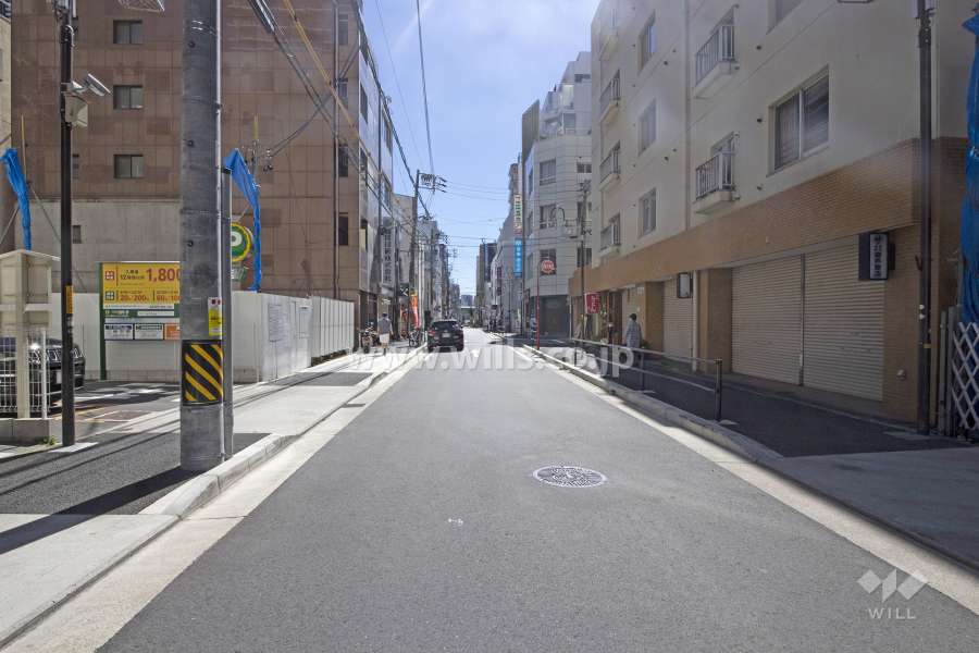 敷地東側の前面道路（北側から）