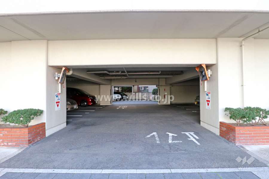 駐車場出入り口