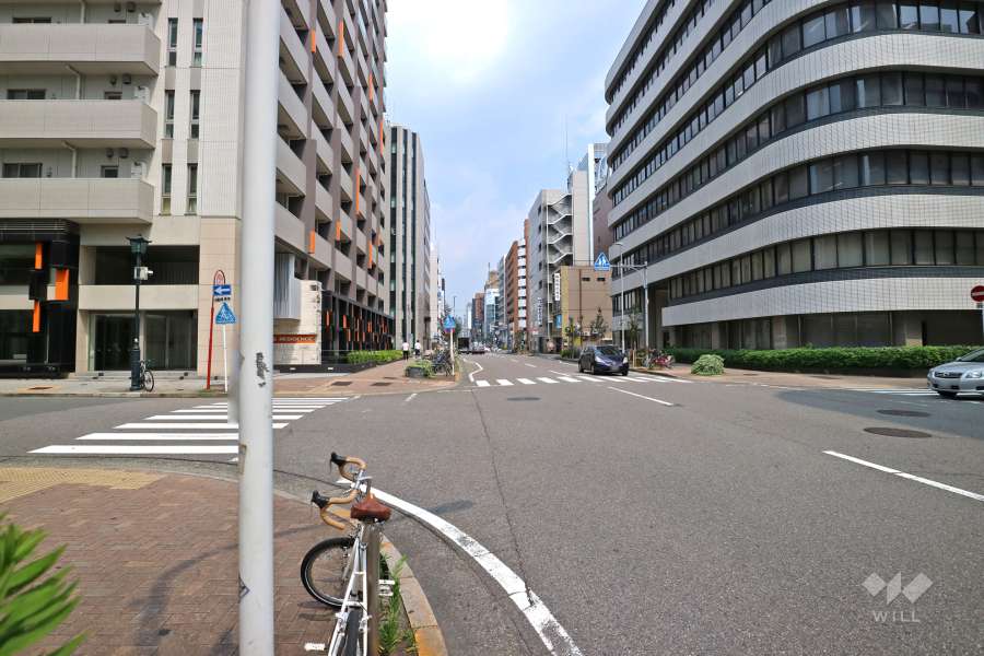 敷地南側には、二車線の三蔵通が通っています。