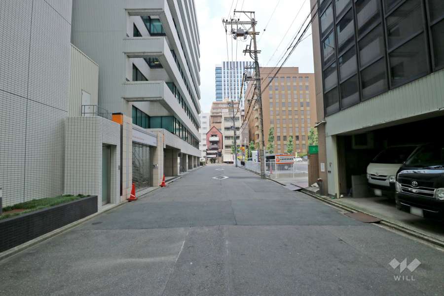 敷地東側の前面道路。一方通行の通りです。