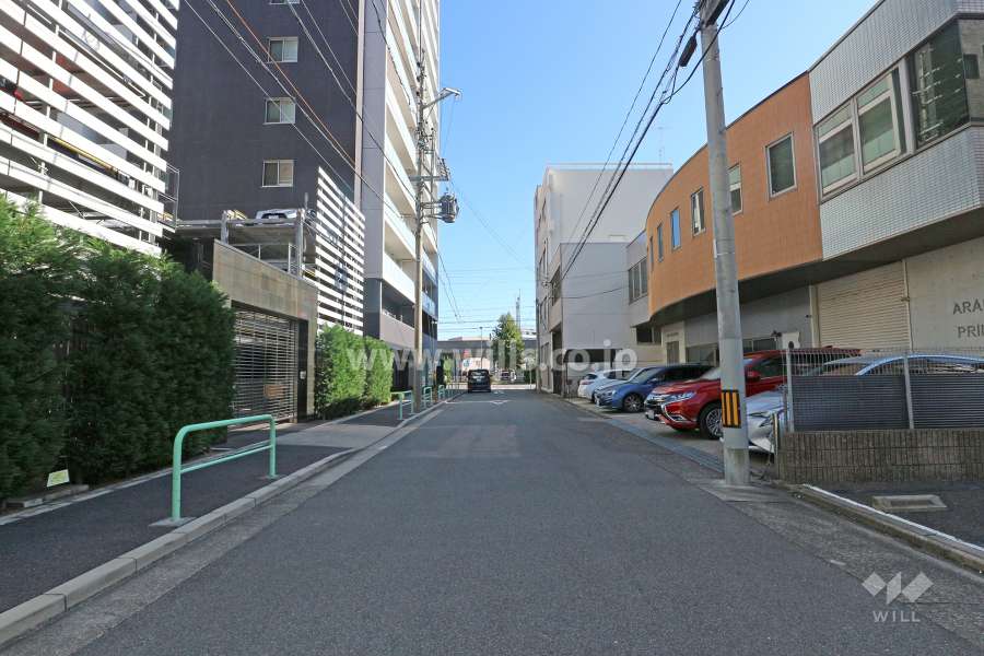 敷地南西側の前面道路（北西側から）