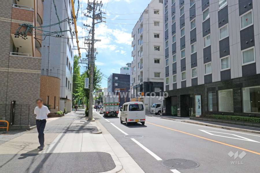 敷地東側の前面道路（北側から）