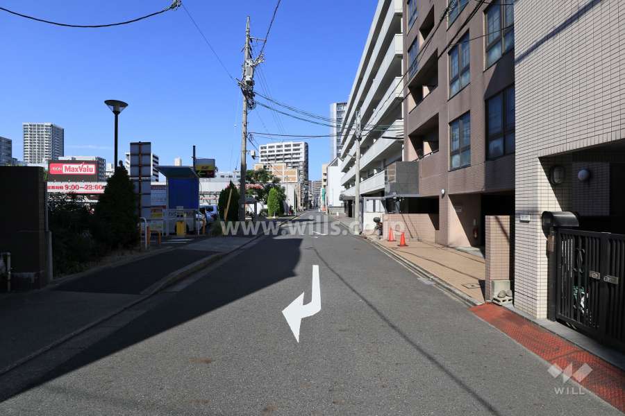 敷地西側の前面道路（南側から）