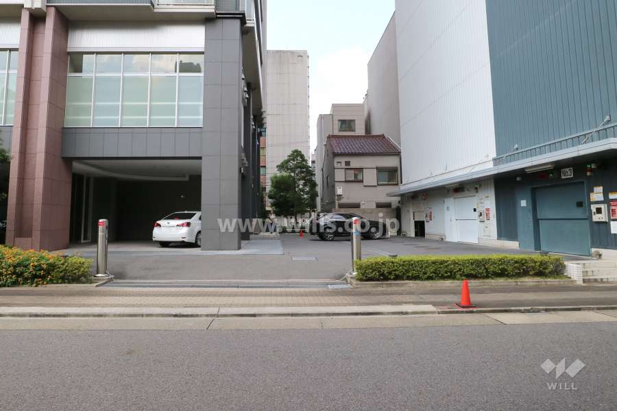 駐車場出入り口（ロボットゲート付き）