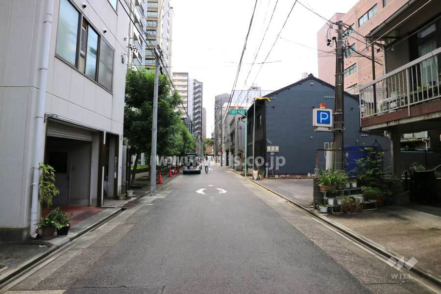 敷地の北側前面道路（東側から）