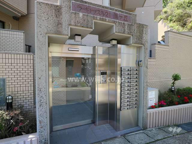 エントランスはオートロック付きです。
