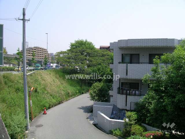 周辺は緑豊かな住宅地（一戸建てが中心に立ち並んでいます。）
