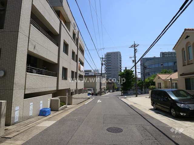 敷地の南西側前面道路（北西側から）