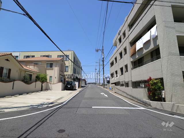 敷地の南西側前面道路（南東側から）