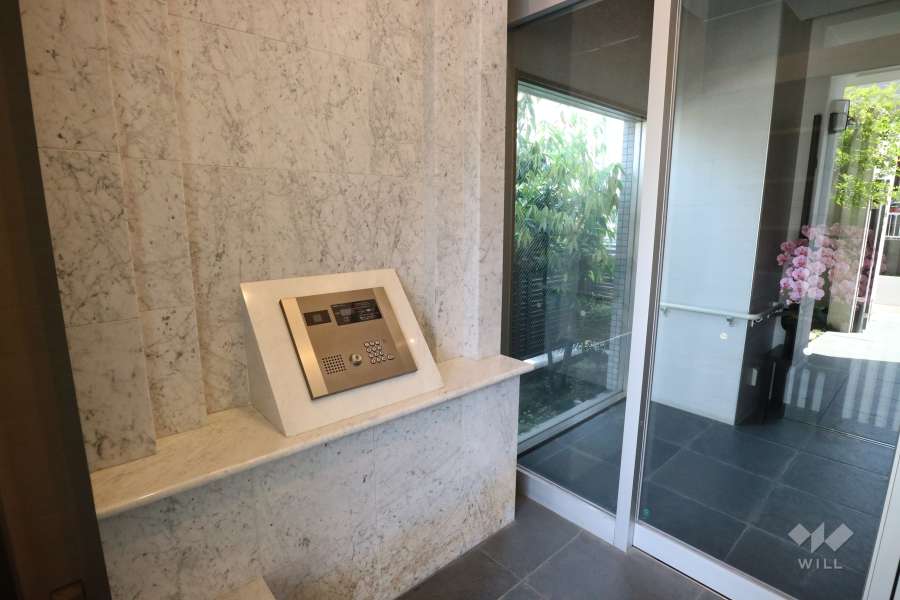 エントランスはオートロック付きです。