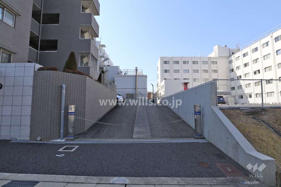 屋外平面駐車場出入り口（ロボットゲート付き）