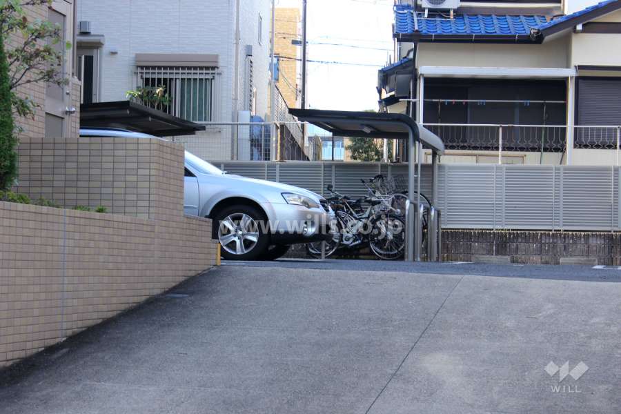 敷地内駐車場（屋外平面式）と駐輪場