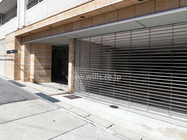 駐車場の出入口(リングシャッター付き)