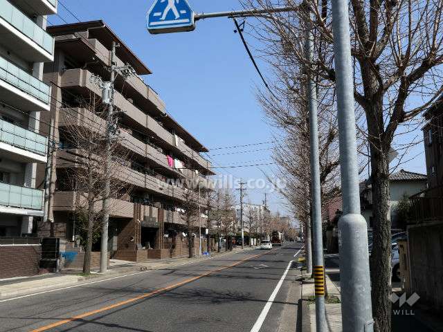 グローリアス名東富が丘の外観（南西側から）と正面道路