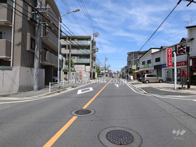 敷地の東側前面道路(南側から)