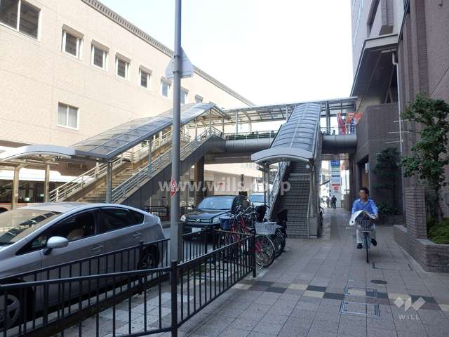 陸橋は二カ所にあり、こちらは東側の橋