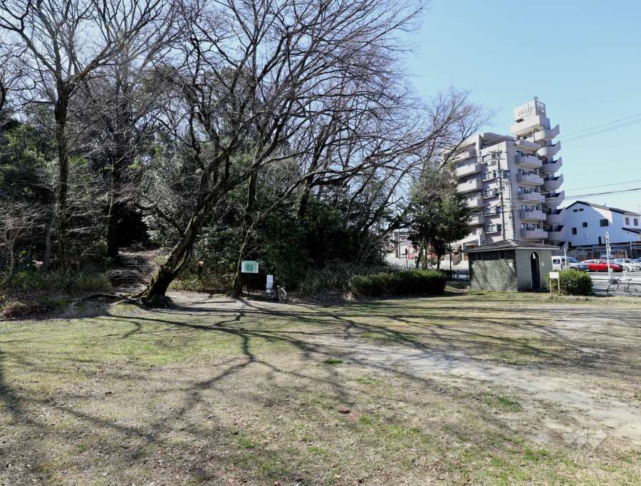ダイアパレス藤ヶ丘明徳公園の遠景と明徳公園入口