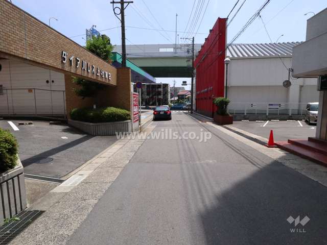 敷地西側の前面道路
