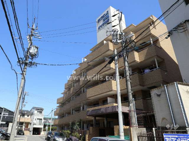 ダイアパレス本郷の外観（南側から）と正面道路