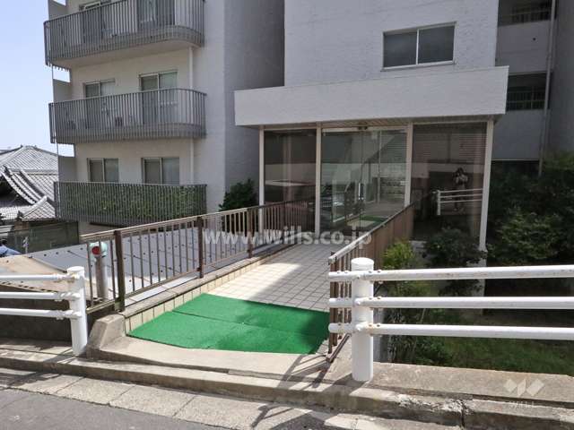 東側のエントランスアプローチ