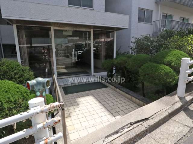 西側のエントランスアプローチ