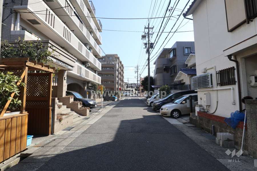 物件の南西側前面道路（北西側から）
