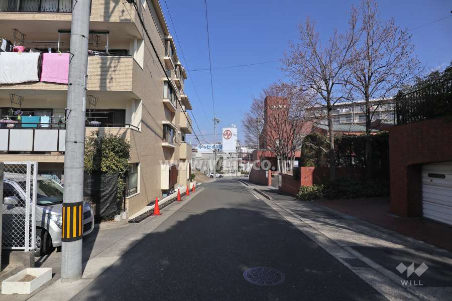 物件の東側前面道路（南側から）