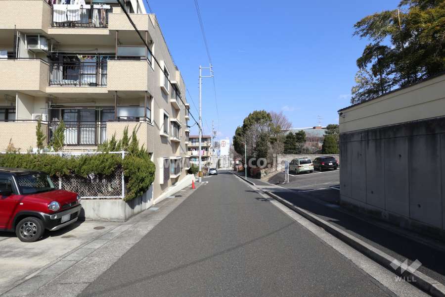 物件の東側前面道路（南側から）