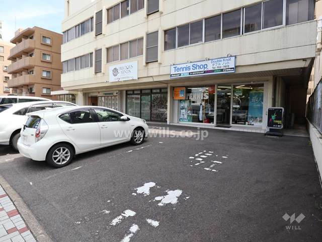 マンションの1階部分は店舗になっております。