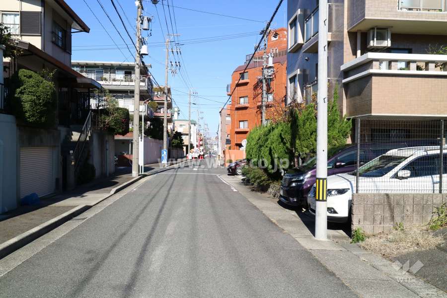 敷地西側の前面道路