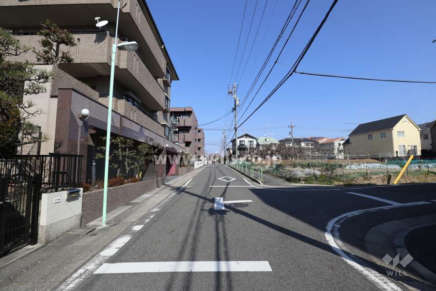 物件の東側前面道路（南側から）