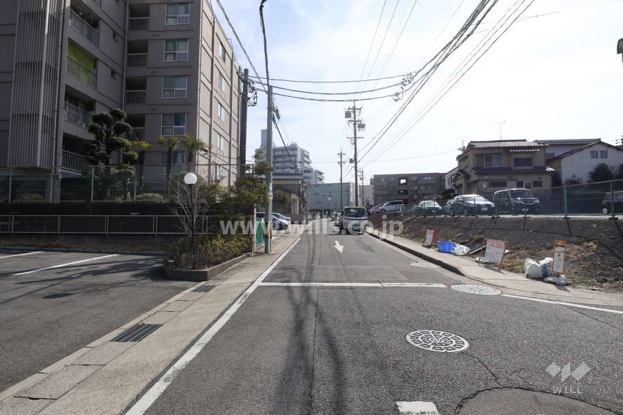 物件の西側前面道路（北側から）