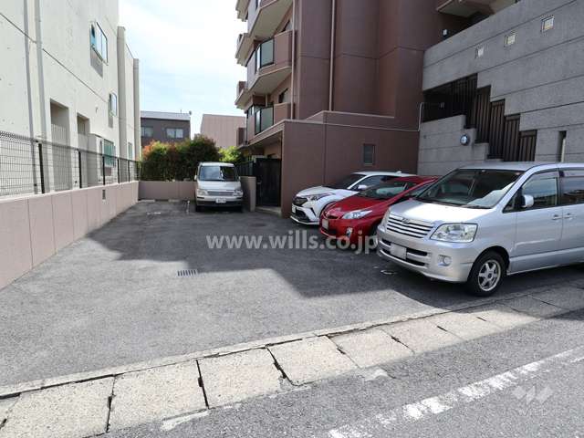 屋外平面式駐車場(敷地東側)